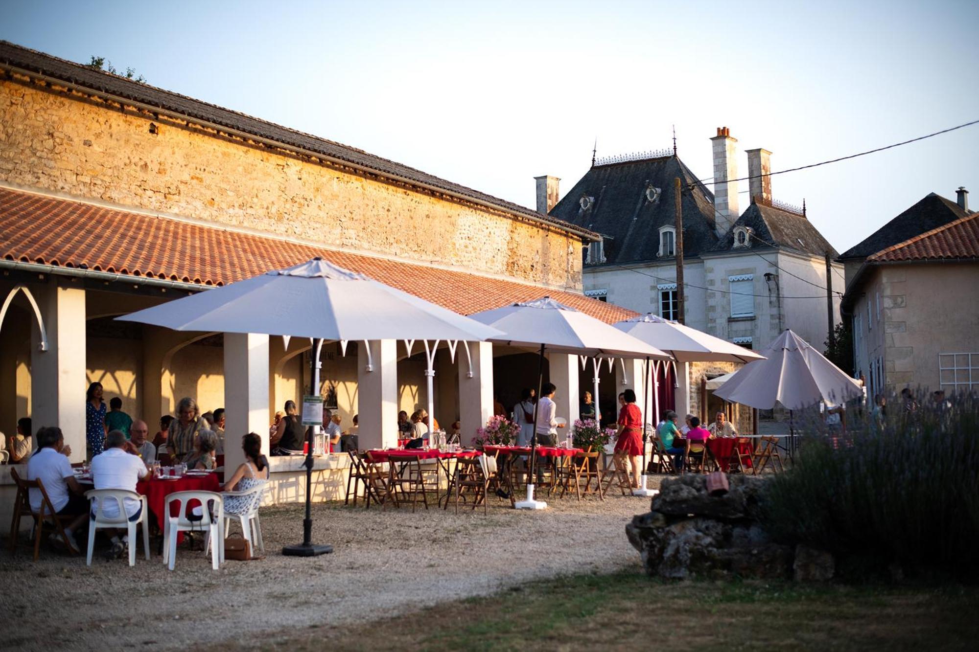 Domaine De La Briouse Bed & Breakfast Sanxay Exterior photo