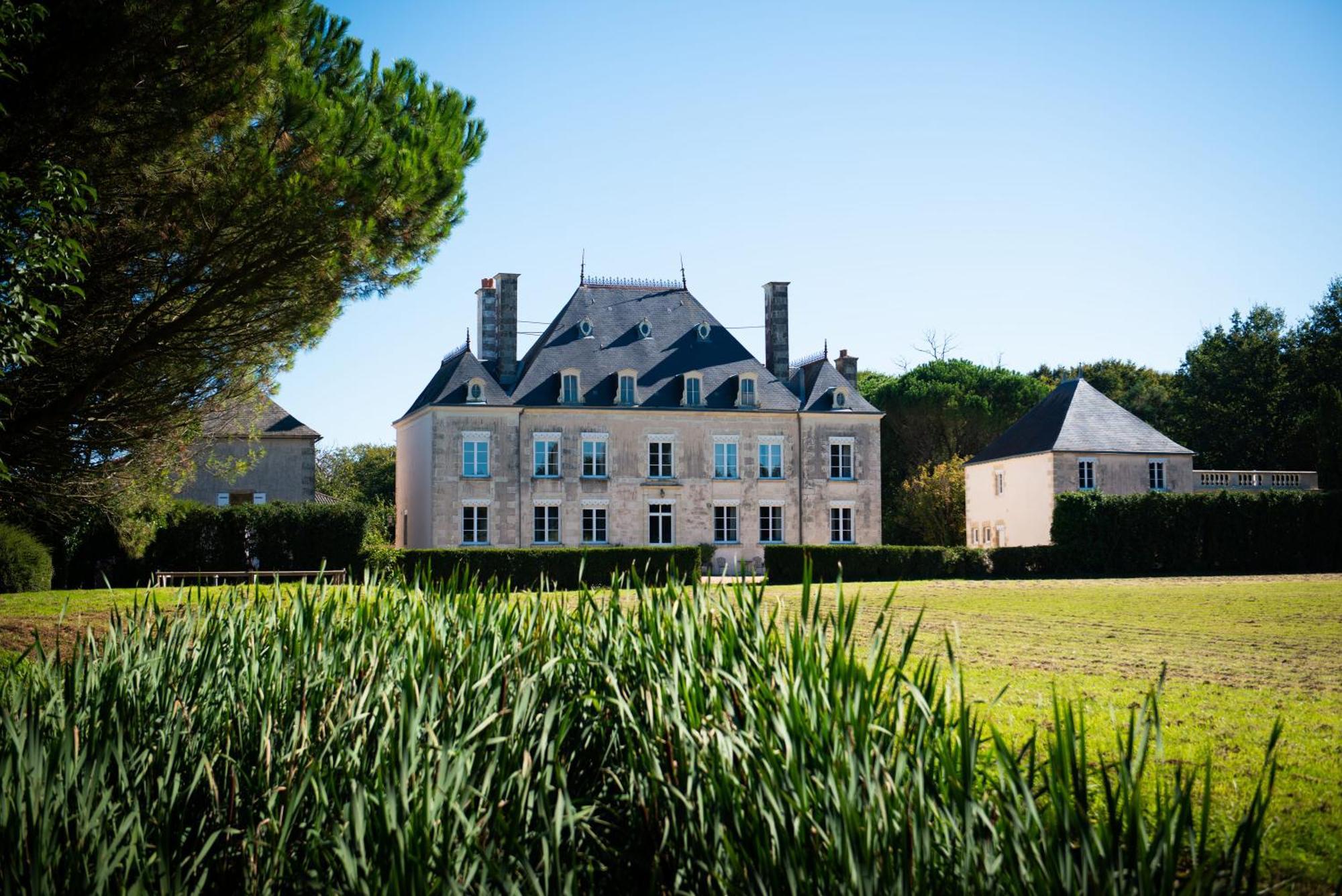 Domaine De La Briouse Bed & Breakfast Sanxay Exterior photo